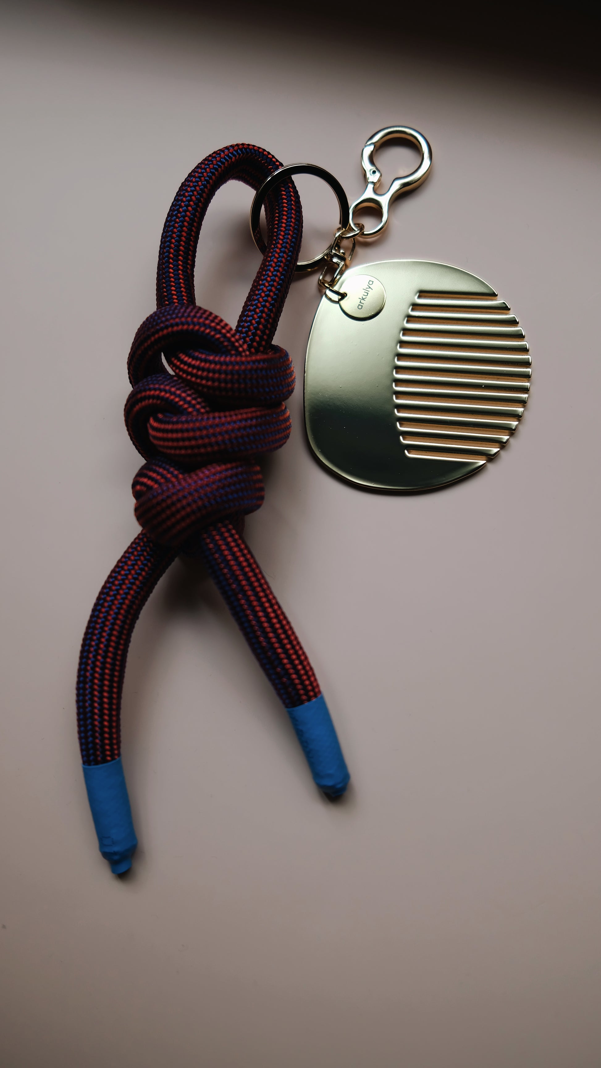 Keychain with carabiner and a decorative comb Red/Blue