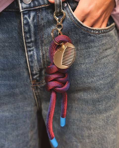 Keychain with carabiner and a decorative comb Red/Blue on jeans