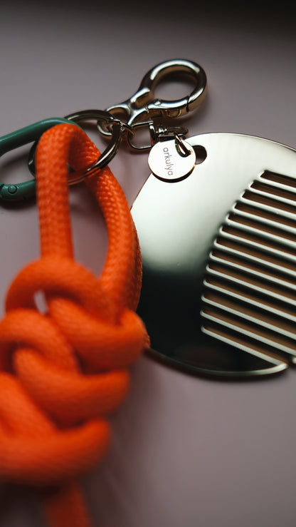 Keychain with carabiner and a decorative comb orange