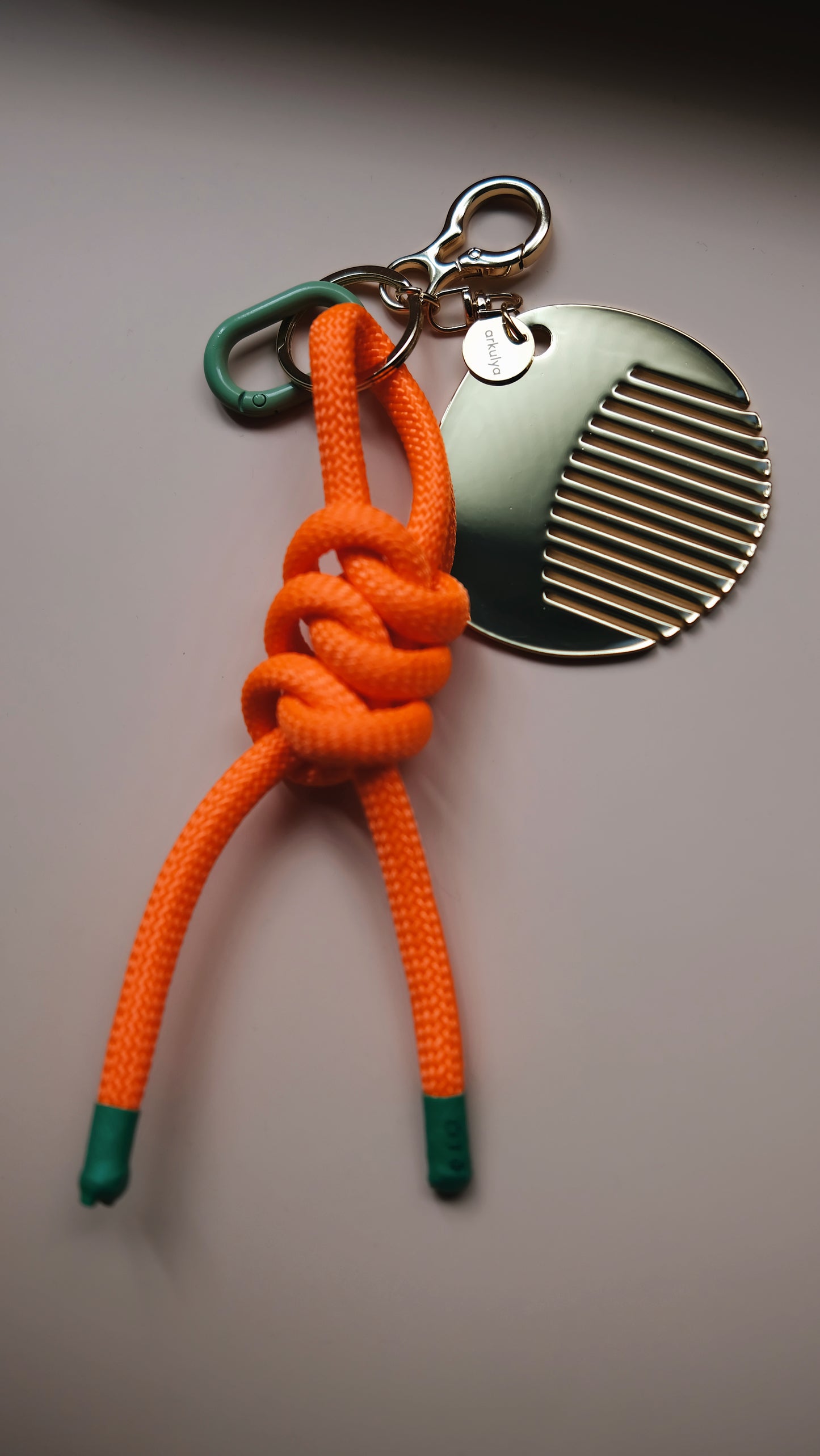 Keychain with carabiner and a decorative comb orange