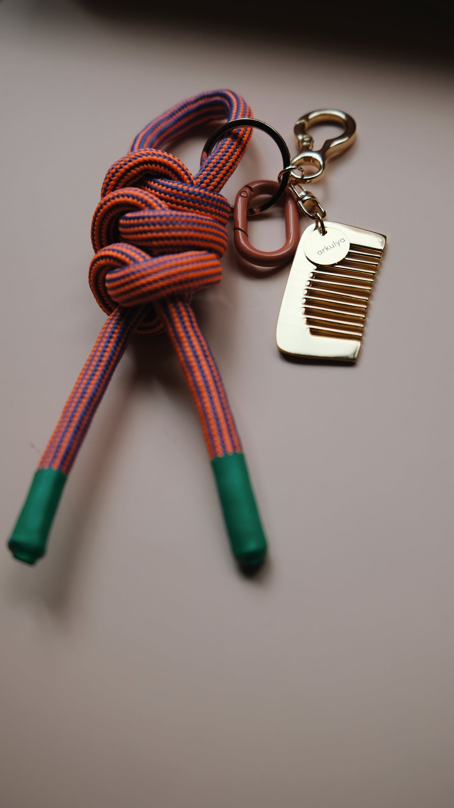 Keychain with carabiner and a decorative comb peach/green 