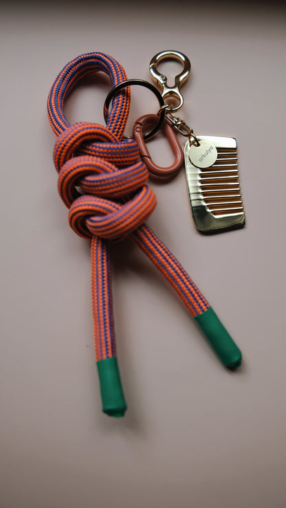 Keychain with carabiner and a decorative comb peach/green