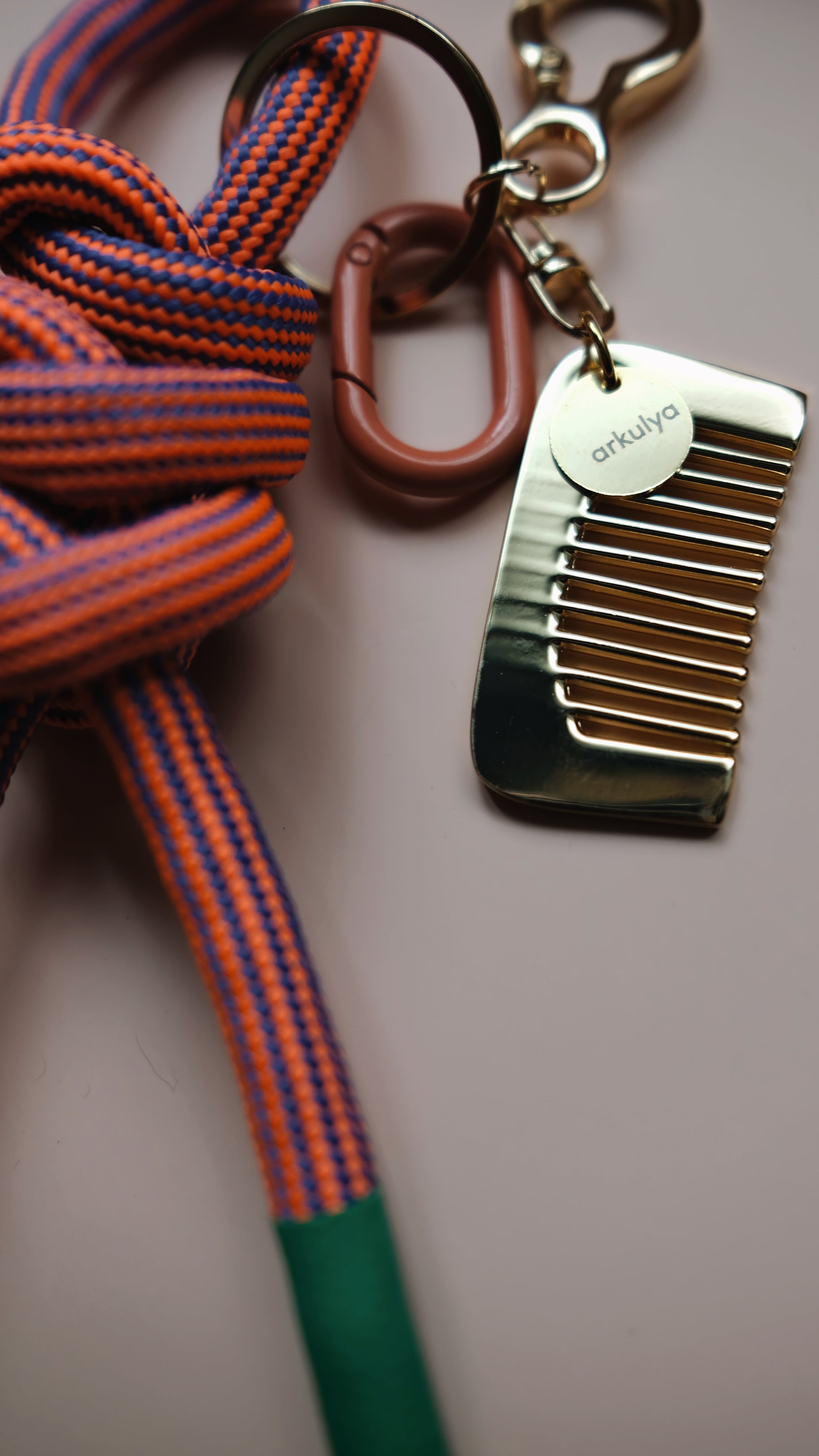 Keychain with carabiner and a decorative comb peach/green